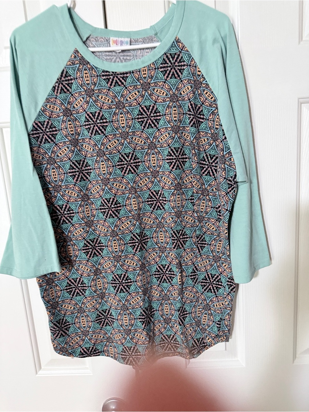 LuLaRoe “Randy” Mint Raglan Sleeve Printed Women's Top